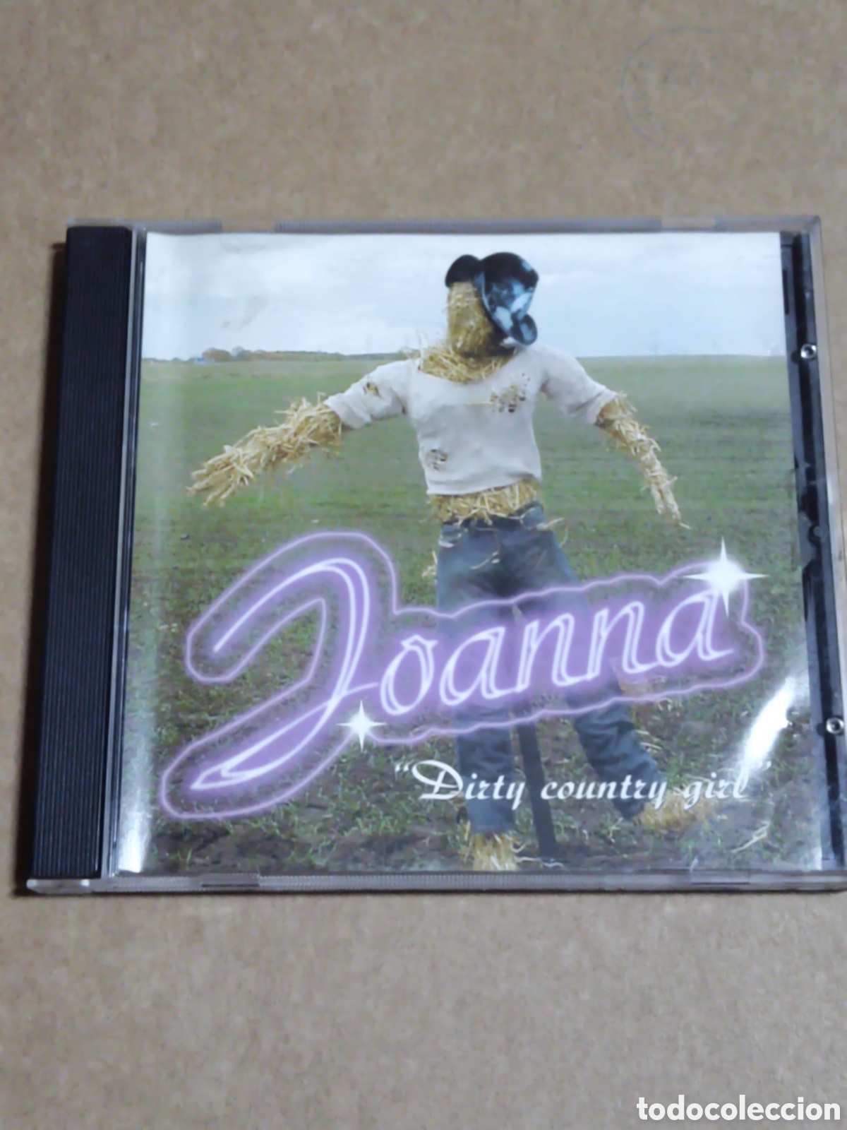 CDs de m&uacute;sica: sencillo de m&uacute;sica pop/dance titulado &rdquo;Dirty Country Girl&rdquo;, interpretado por la artista polaca Joann