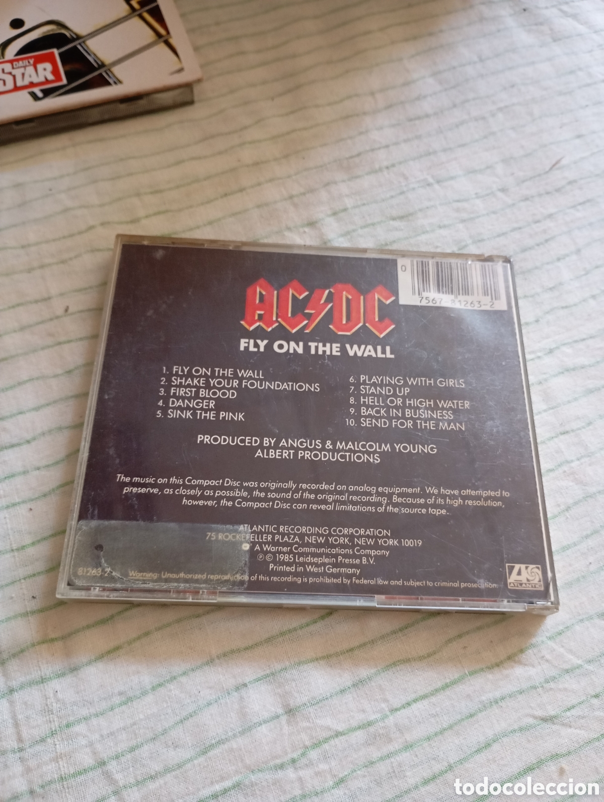 CDs de m&uacute;sica: CD AC/DC - Fly on the wall - Foto 2