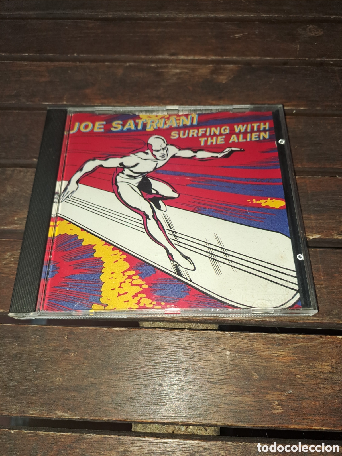 CDs de m&uacute;sica: CD Joe Satriani Surfing with the Allien
