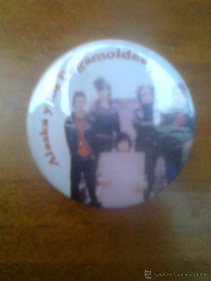 M&uacute;sica de colecci&oacute;n: Alaska y Los Pegamoides -Chapa pin artesanal-3,60 cms-Presentaci&oacute;n -zines Le touriste y sausalito 00