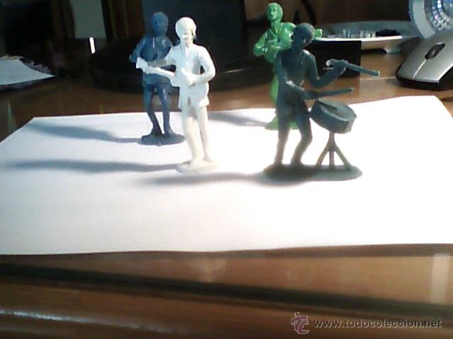 M&uacute;sica de colecci&oacute;n: LOS BEATLES 4 FIGURAS PEQUE&Ntilde;AS 8 CMS.
