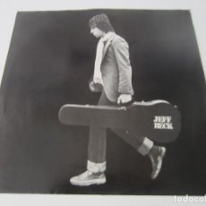 Música de colección: JEFF BECK - CARPETA BLANDA INTERIOR DEL LP THERE & BACK 1980 USA (SIN DISCO). Lote 67489001
