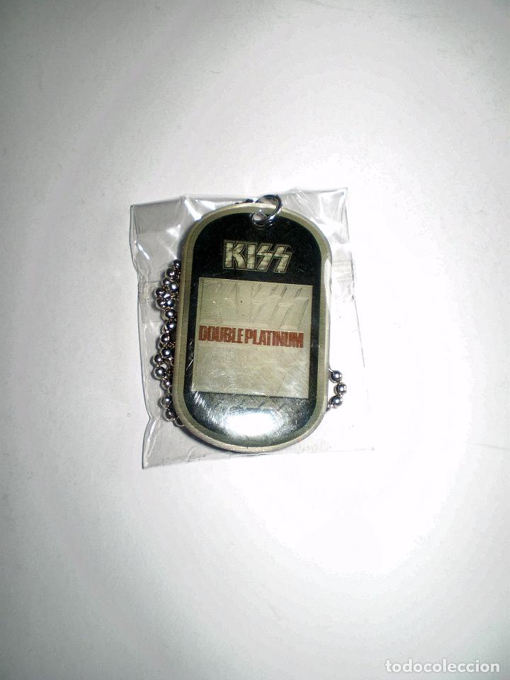 Musica di collezione: COLGANTE MET&Aacute;LICO CON CADENA DE LA BANDA KISS - DOUBLE PLATINUM - ROCK TAGS