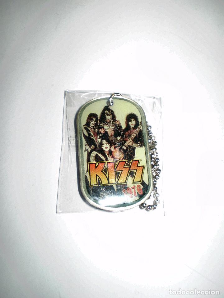 Musica di collezione: COLGANTE MET&Aacute;LICO CON CADENA DE LA BANDA KISS - ROCK TAGS - MERCHANDISING
