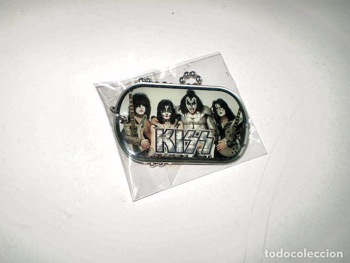 Musica di collezione: COLGANTE MET&Aacute;LICO CON CADENA DE LA BANDA KISS - ROCK TAGS - MERCHANDISING
