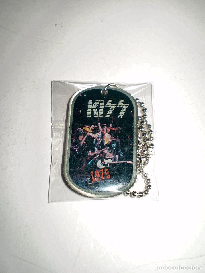 Musica di collezione: COLGANTE MET&Aacute;LICO CON CADENA DE LA BANDA KISS - ROCK TAGS - MERCHANDISING