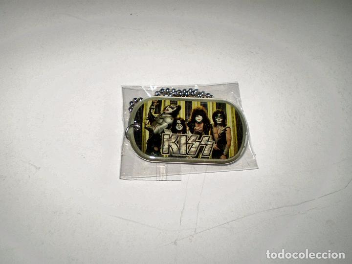 Musica di collezione: COLGANTE MET&Aacute;LICO CON CADENA DE LA BANDA KISS - ROCK TAGS - MERCHANDISING