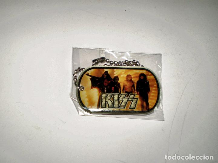 Musica di collezione: COLGANTE MET&Aacute;LICO CON CADENA DE LA BANDA KISS - ROCK TAGS - MERCHANDISING