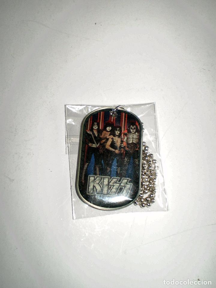 Musica di collezione: COLGANTE MET&Aacute;LICO CON CADENA DE LA BANDA KISS - ROCK TAGS - MERCHANDISING