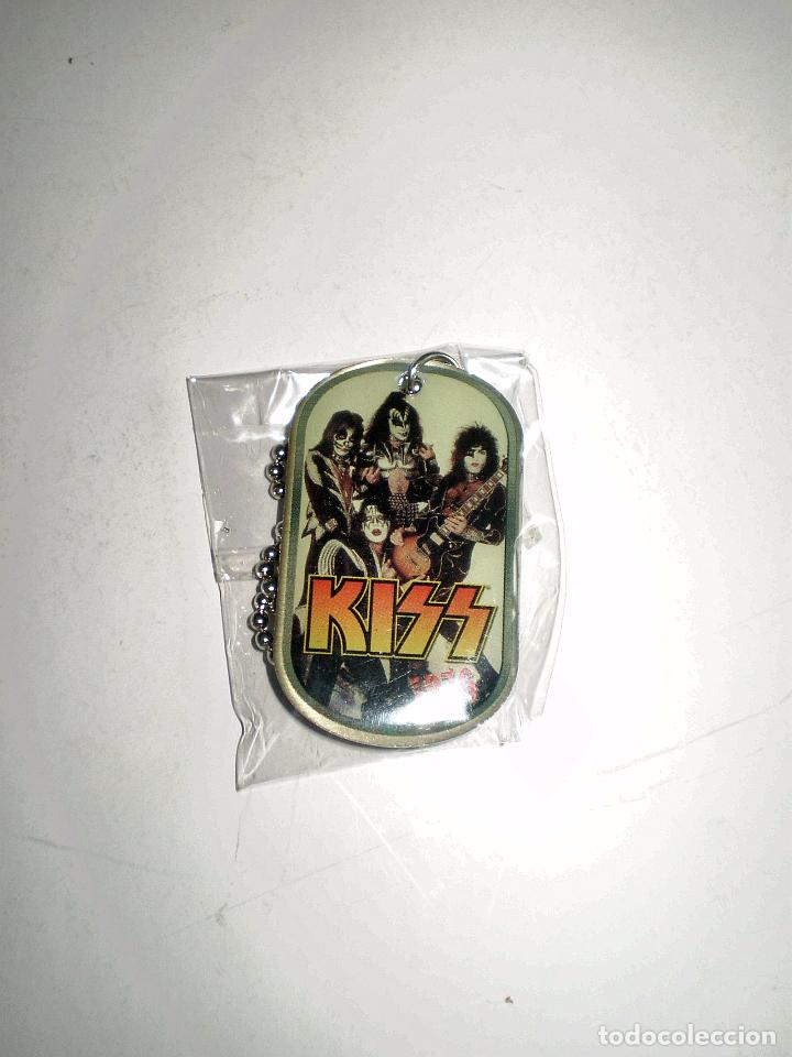 Musica di collezione: COLGANTE MET&Aacute;LICO CON CADENA DE LA BANDA KISS - ROCK TAGS - MERCHANDISING
