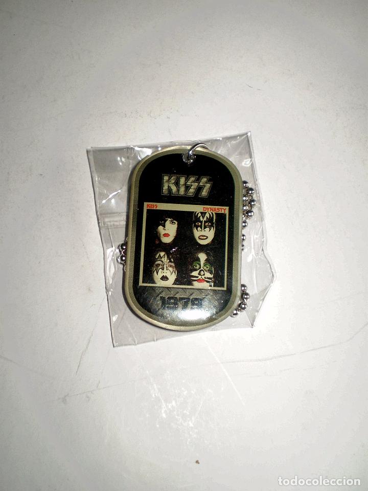 Musica di collezione: COLGANTE MET&Aacute;LICO CON CADENA DE LA BANDA KISS - DINASTY 1979 - ROCK TAGS