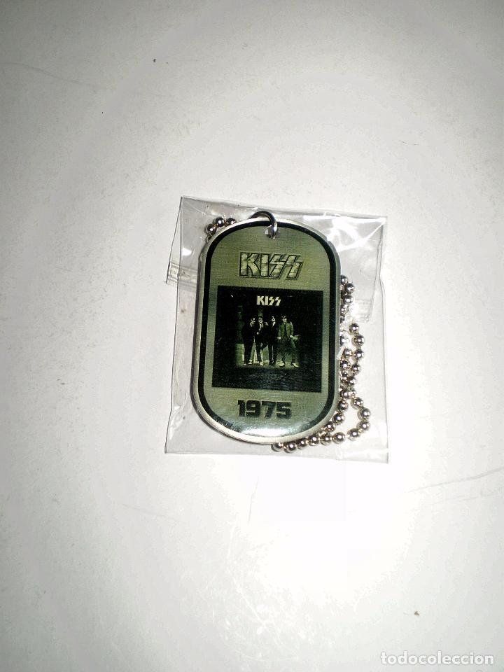 Musica di collezione: COLGANTE MET&Aacute;LICO CON CADENA DE LA BANDA KISS - DRESSED TO KILL 1975 - ROCK TAGS