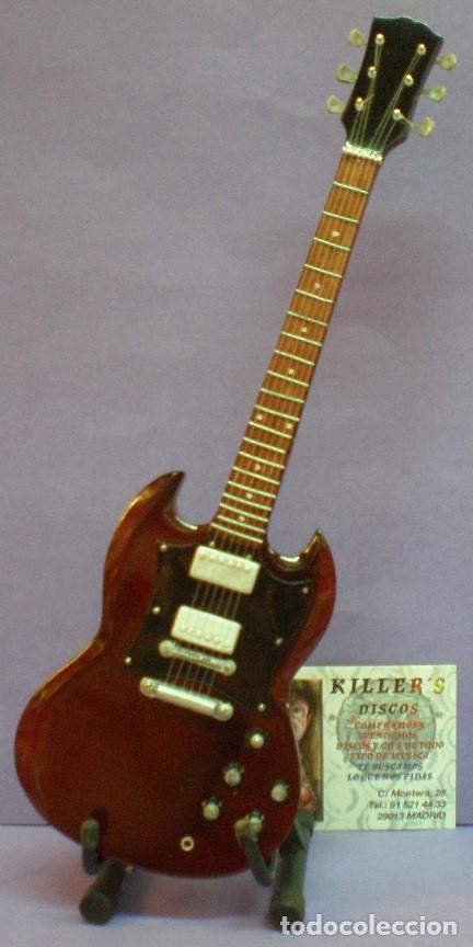 M&uacute;sica de colecci&oacute;n: Guitarra Angus Young Roja - AC/DC (R&eacute;plica -Tributo al guitarrista).