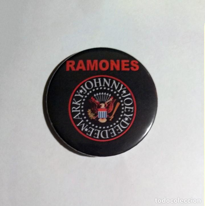Collectible Music: RAMONES - LOGO CHAPA 59MM (CON IMPERDIBLE) - PUNK ROCK