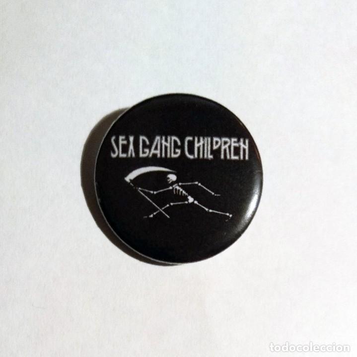 Musique de collection: SEX GANG CHILDREN - LOGO CHAPA 31MM (CON IMPERDIBLE) - ROCK G&Oacute;TICO POST-PUNK