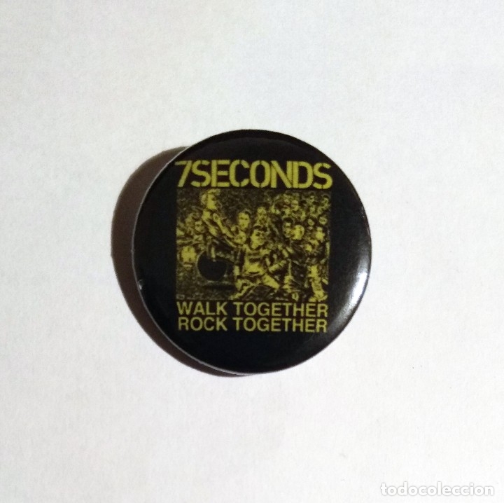 M&uacute;sica de cole&ccedil;&atilde;o: 7 SECONDS - WALK TOGETHER, ROCK TOGETHER CHAPA 31mm (CON IMPERDIBLE) - HARDCORE PUNK