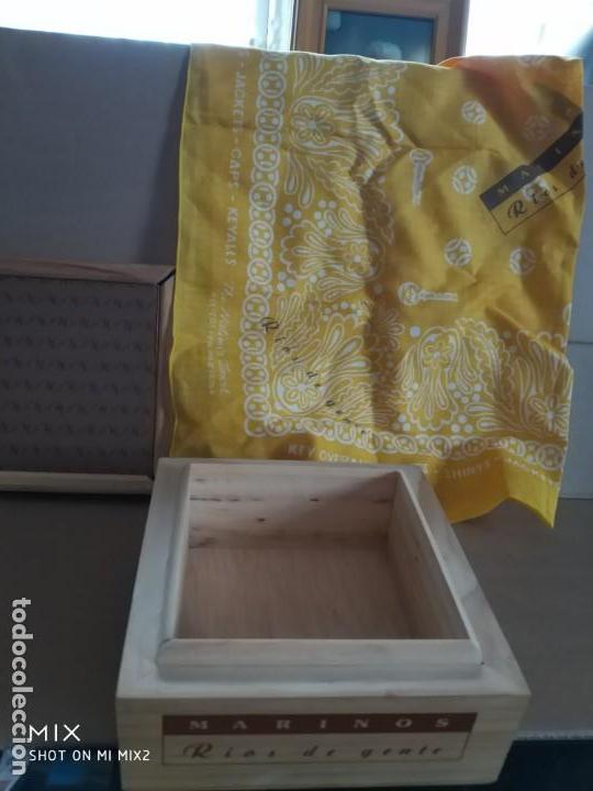 M&uacute;sica de colecci&oacute;n: MARINOS R&Iacute;OS DE GENTE CAJA DE MADERA CON BANDANA SERIGRAFIADA