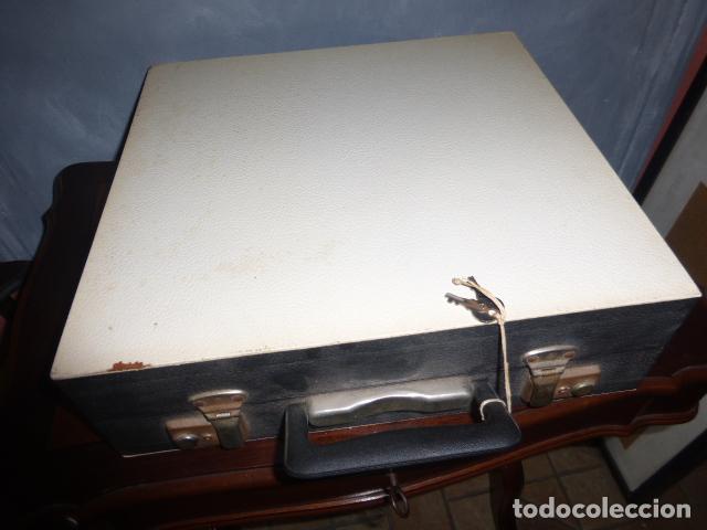 M&uacute;sica de colecci&oacute;n: ANTIGUA MALETA DE DISCOS, CON CERRADURAS Y LLAVES.