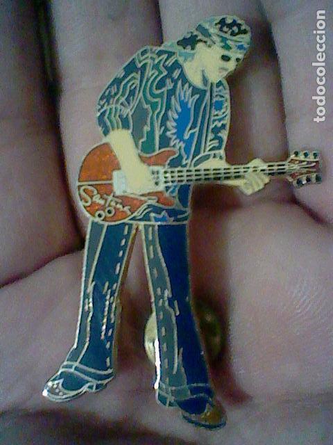 M&uacute;sica de cole&ccedil;&atilde;o: SANTANA GUITARRA PIN ESMALTE DOBLE PINCHO MUY BONITO ROCK MUSICA