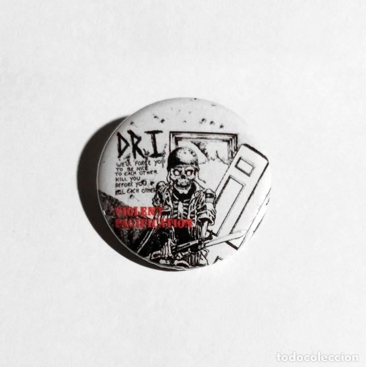 M&uacute;sica de colecci&oacute;n: D.R.I. - VIOLENT PACIFICATION CHAPA 31mm (CON IMPERDIBLE) - HARDCORE THRASH METAL