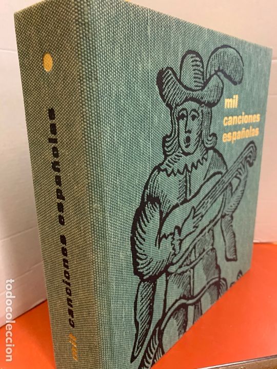 M&uacute;sica de colecci&oacute;n: MIL CANCIONES ESPA&Ntilde;OLAS, Enorme y curioso libro. 565 paginas, Mide 24x23cms y 5cms de grosor.
