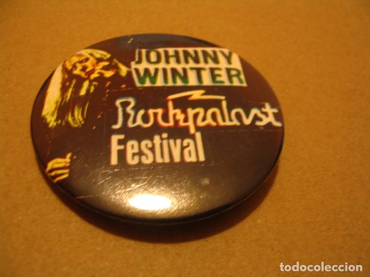M&uacute;sica de cole&ccedil;&atilde;o: CHAPA PIN BADGE VINTAGE JOHNNY WINTER 1979 ROCKPALAST FESTIVAL