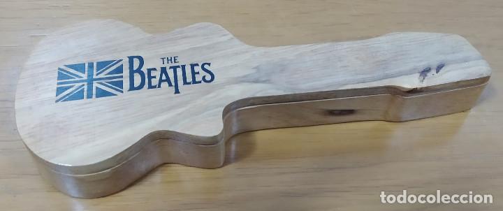 M&uacute;sica de colecci&oacute;n: THE BEATLES. PRECIOSO ESTUCHE DE MADERA EN FORMA DE GUITARRA. (23 x 9 x 3 CM).