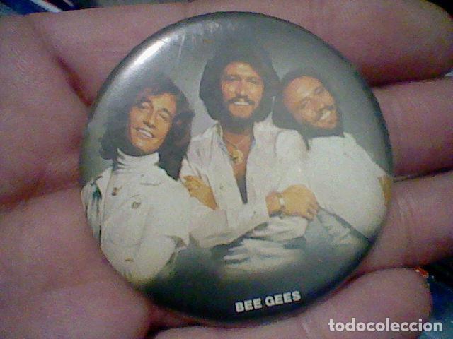 M&uacute;sica de colecci&oacute;n: BEE GEES  CHAPA RETRO VINTAGE A&Ntilde;OS 70 80 5,6 CMS DIAMETRO ORIGINAL MUSICA