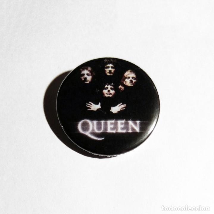 Collectible Music: QUEEN - CHAPA 31mm (CON IMPERDIBLE) - ROCK