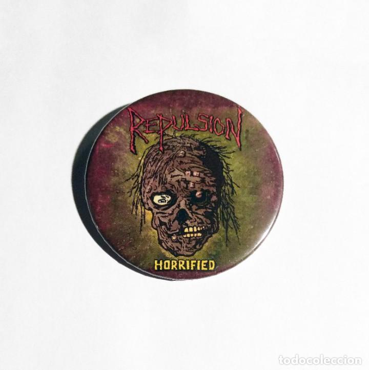 M&uacute;sica de colecci&oacute;n: REPULSION - HORRIFIED CHAPA 59mm (CON IMPERDIBLE) - GRINDCORE - Foto 1
