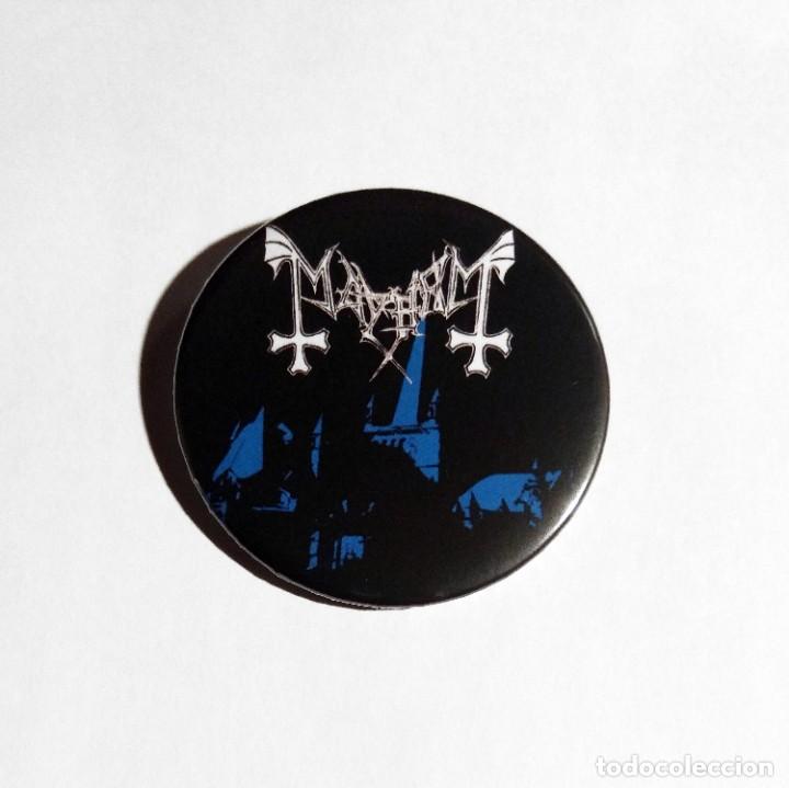Collectible Music: MAYHEM - DE MYSTERIIS DOM SATHANAS CHAPA 59mm (CON IMPERDIBLE) - BLACK METAL