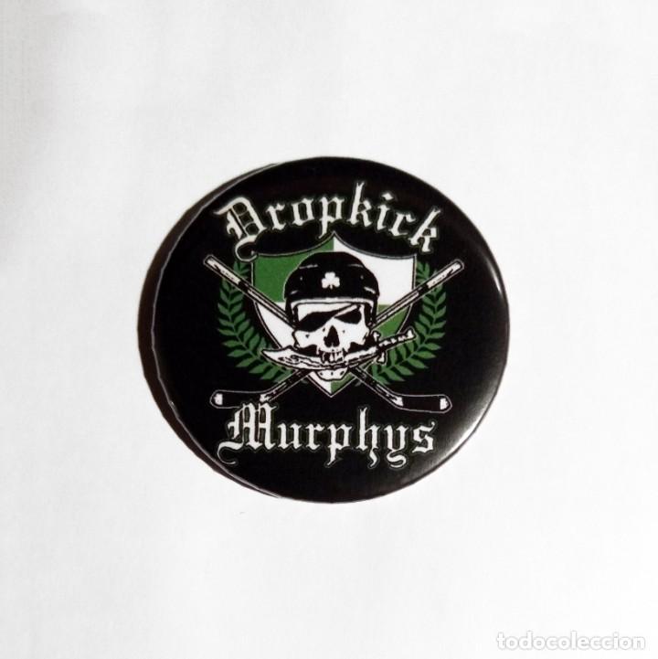 M&uacute;sica de colecci&oacute;n: DROPKICK MURPHYS - LOGO IM&Aacute;N NEVERA 59MM - PUNK ROCK FOLK
