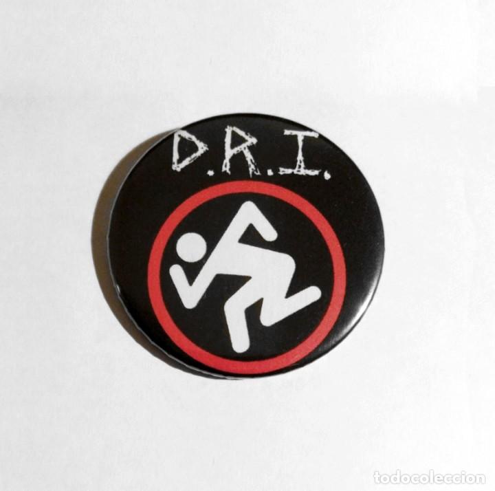 M&uacute;sica de colecci&oacute;n: D.R.I. - LOGO CHAPA 59mm (CON IMPERDIBLE) - HARDCORE THRASH METAL