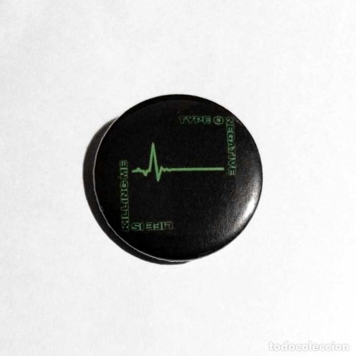 Collectible Music: TYPE O NEGATIVE - LIFE IS KILLING ME CHAPA 31mm (CON IMPERDIBLE) - GOTHIC METAL DOOM METAL
