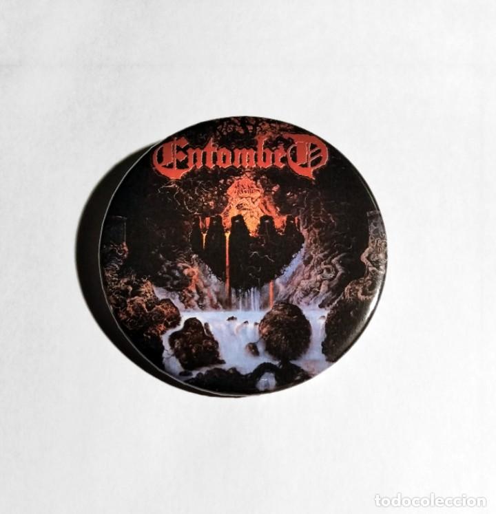 M&uacute;sica de colecci&oacute;n: ENTOMBED - CLANDESTINE CHAPA 59MM (CON IMPERDIBLE) - DEATH METAL
