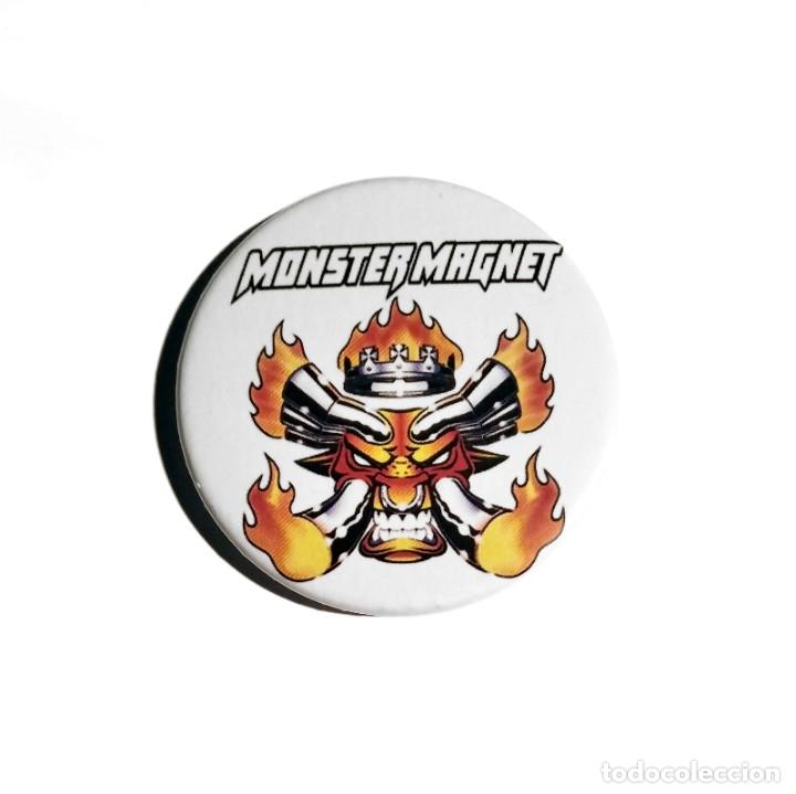 M&uacute;sica de colecci&oacute;n: MONSTER MAGNET - LOGO ABREBOTELLAS 59mm (CON IM&Aacute;N PARA NEVERA) - STONER ROCK HARD ROCK