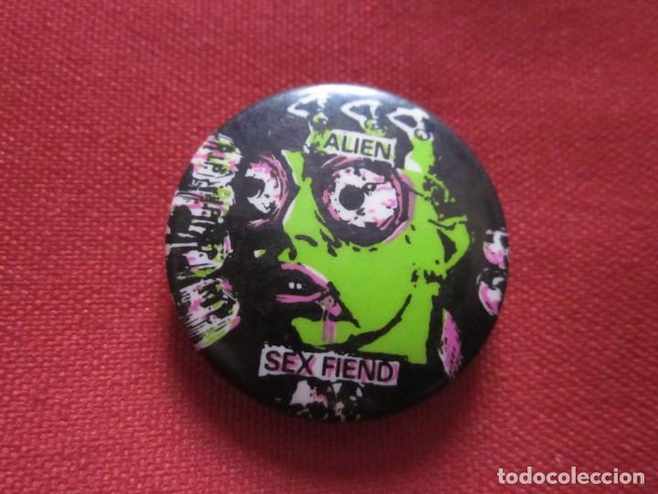 Collectible Music: CHAPA 25 mm ORIGINAL INGLESA A&Ntilde;OS 80'S - ALIEN SEX FIEND