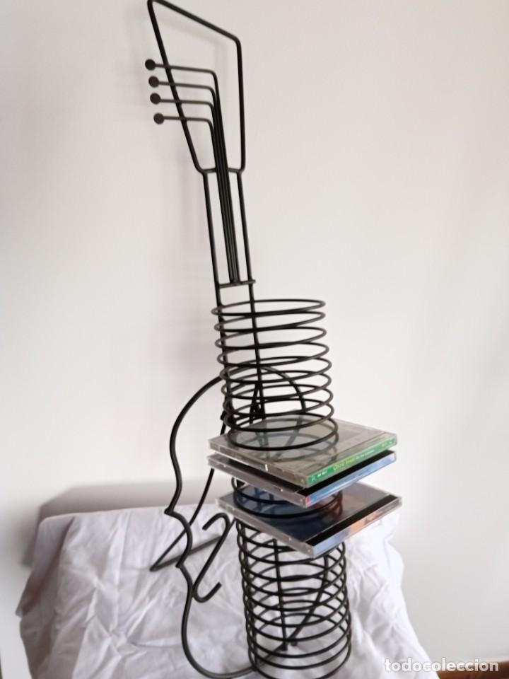 M&uacute;sica de colecci&oacute;n: Archivador CDs con forma de viol&iacute;n.