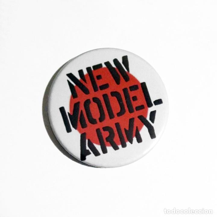 M&uacute;sica de cole&ccedil;&atilde;o: NEW MODEL ARMY - LOGO IM&Aacute;N NEVERA 59MM - POST-PUNK ROCK FOLK