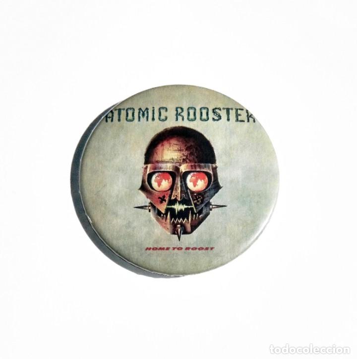 M&uacute;sica de colecci&oacute;n: ATOMIC ROOSTER - HOME TO ROOST CHAPA 59mm (CON IMPERDIBLE) - ROCK PROGRESIVO HARD ROCK