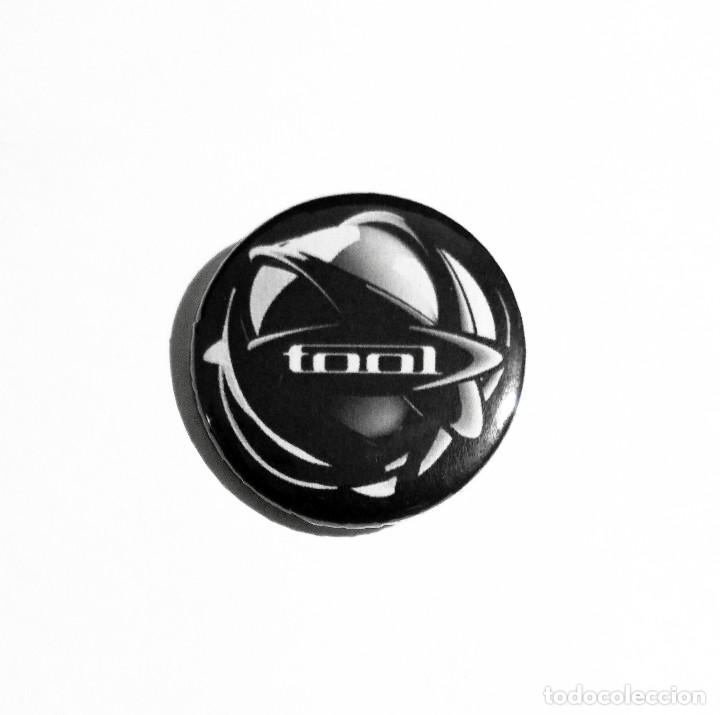 Collectible Music: TOOL - LOGO CHAPA 31mm (CON IMPERDIBLE) - ROCK PROGRESIVO METAL ALTERNATIVO