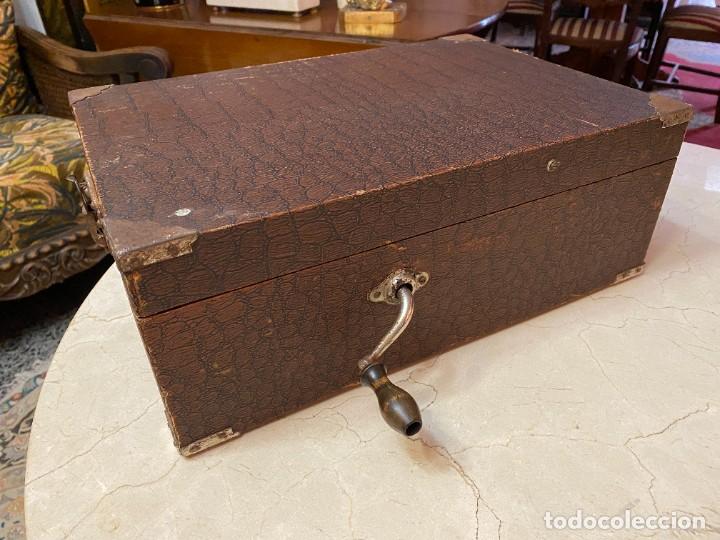 M&uacute;sica de colecci&oacute;n: Gram&oacute;fono Olympia antiguo de maleta
