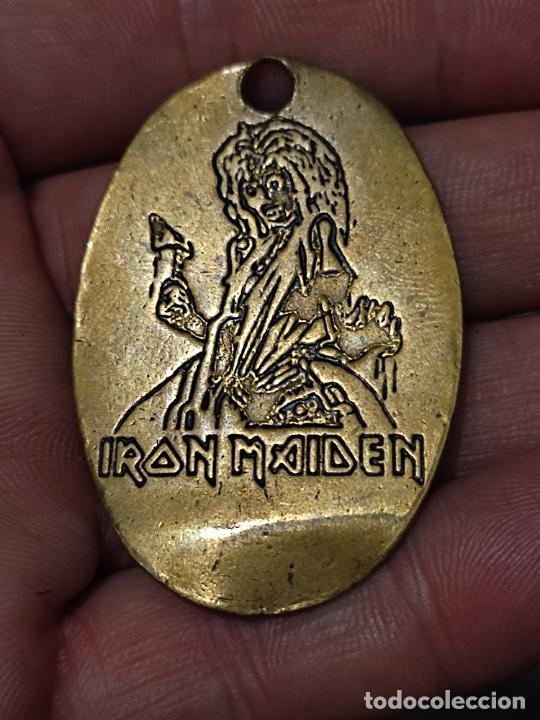 M&uacute;sica de colecci&oacute;n: IRON MAIDEN LLAVERO O COLGANTE LATON 5 CMS ALTO DOBLADO MUY USADO