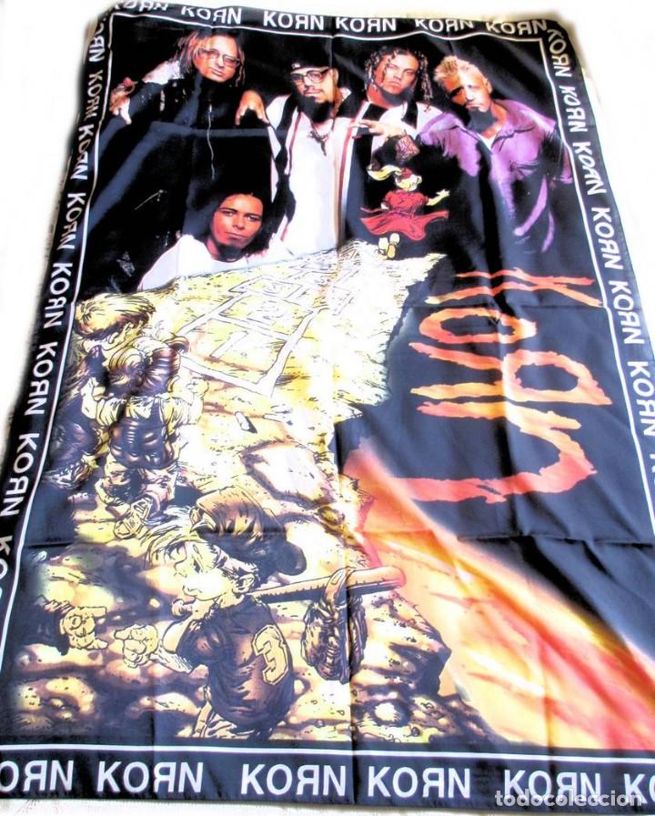 Musique de collection: Bandera Grande del Grupo Musical KORN - Mide 1,36 x 0,95 cm.