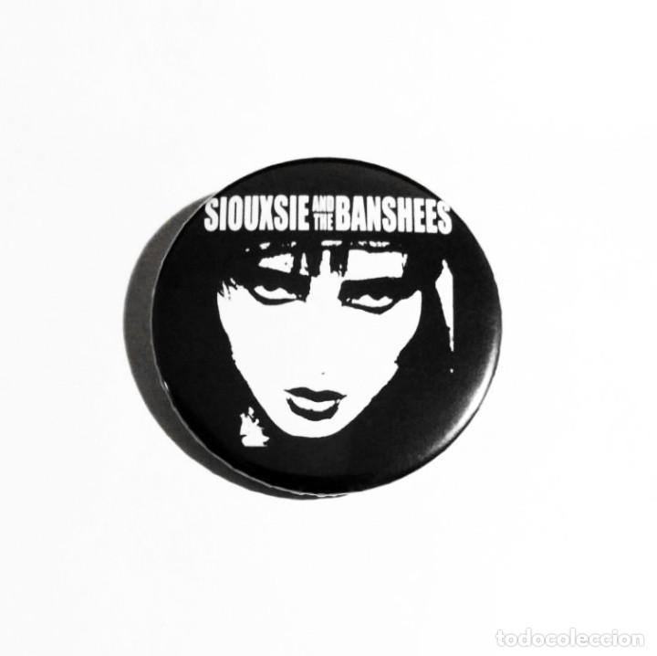M&uacute;sica de colecci&oacute;n: SIOUXSIE AND THE THE BANSHEES - LOGO CHAPA 59mm (CON IMPERDIBLE) - ROCK G&Oacute;TICO POST PUNK