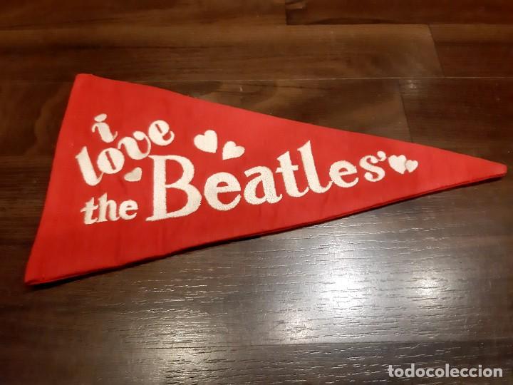 M&uacute;sica de colecci&oacute;n: THE BEATLES BANDERIN ROJO BORDADO CLUB DE FANS (GBM)