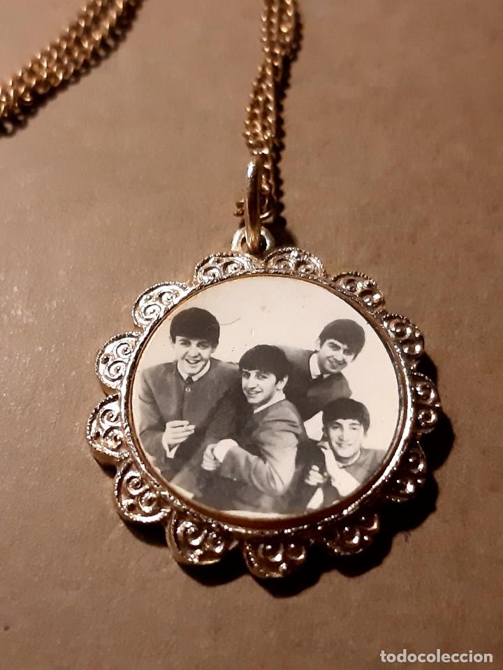 M&uacute;sica de colecci&oacute;n: THE BEATLES COLGANTE DORADO A&Ntilde;OS 60 (GBM)