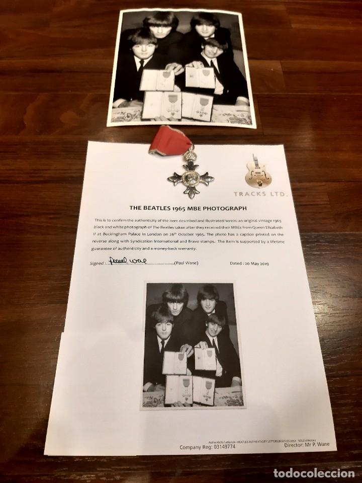 M&uacute;sica de colecci&oacute;n: THE BEATLES FOTO DE PRENSA BRAVO DAILY MIRROR LONDON 1965 Y REPLICA DE MEDALLA CON CERTIFICADO (GBM)
