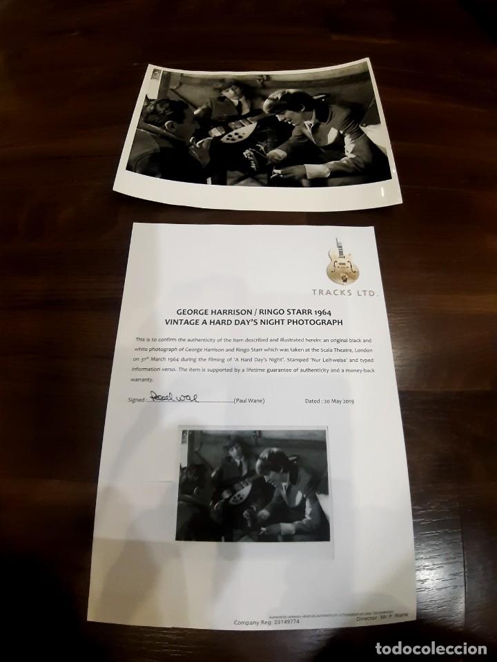 M&uacute;sica de colecci&oacute;n: THE BEATLES FOTO DE PRENSA BACKSTAGE 1964 CON CERTIFICADO P.W / TRAKS LTD. (GBM)