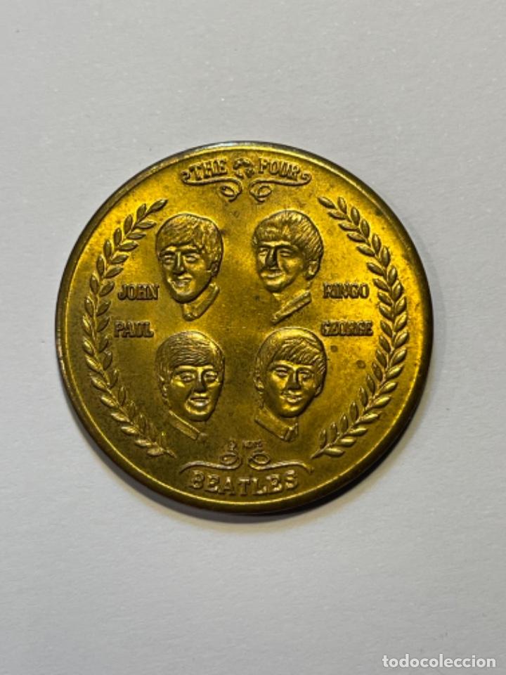 M&uacute;sica de colecci&oacute;n: THE BEATLES / MEDALLA METAL DORADO A&Ntilde;O 1964 U.S.A. MED.: 3 CMS. (GBM)